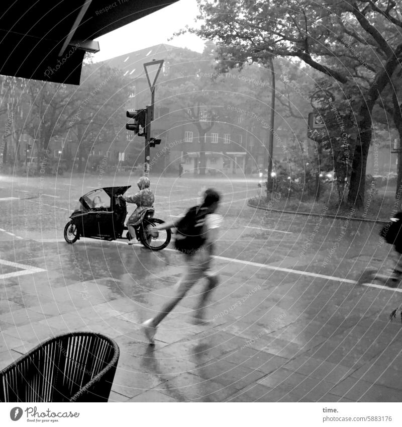 feuchte Überraschung, anhaltend Regen Platzregen Schauer warten Straßenkreuzung Fahrrad Leute rennen Stuhl Jalousie Verkehswege schlechtes Wetter nass Ampel