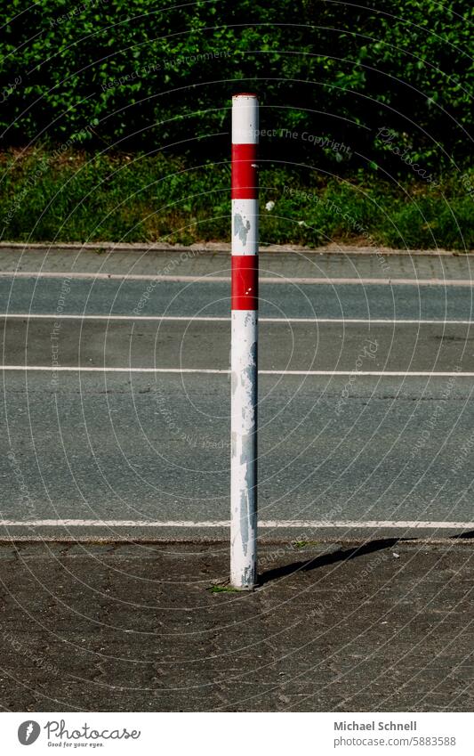 rot und weiß Pfahl rot-weiß Barriere Verbote Strukturen & Formen Absperrung