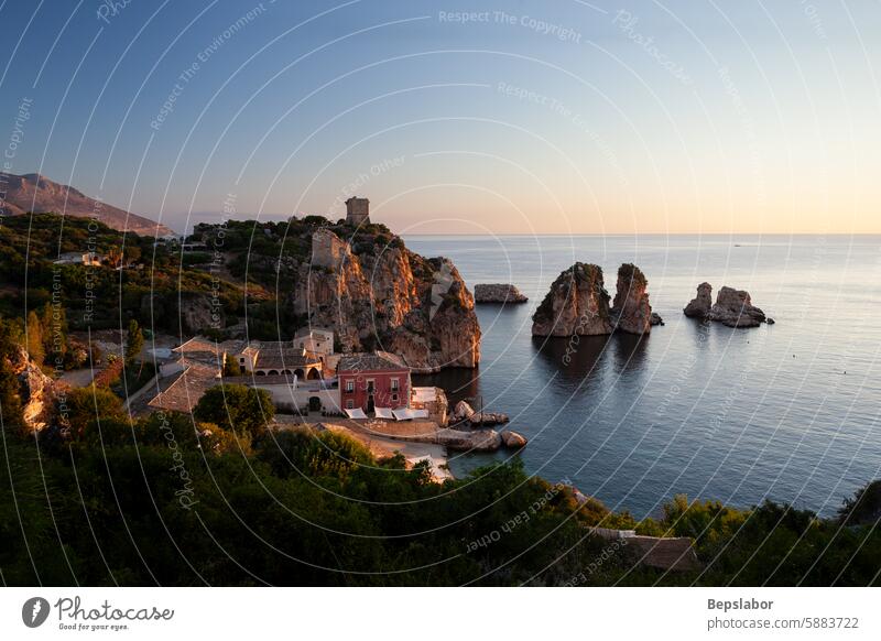 Tonnara di Scopello, Provinz Trapani, Sizilien. Italien Natur MEER reisen mediterran Urlaub Küste blau Landschaft Meereslandschaft Strand Tourismus Bucht Sommer