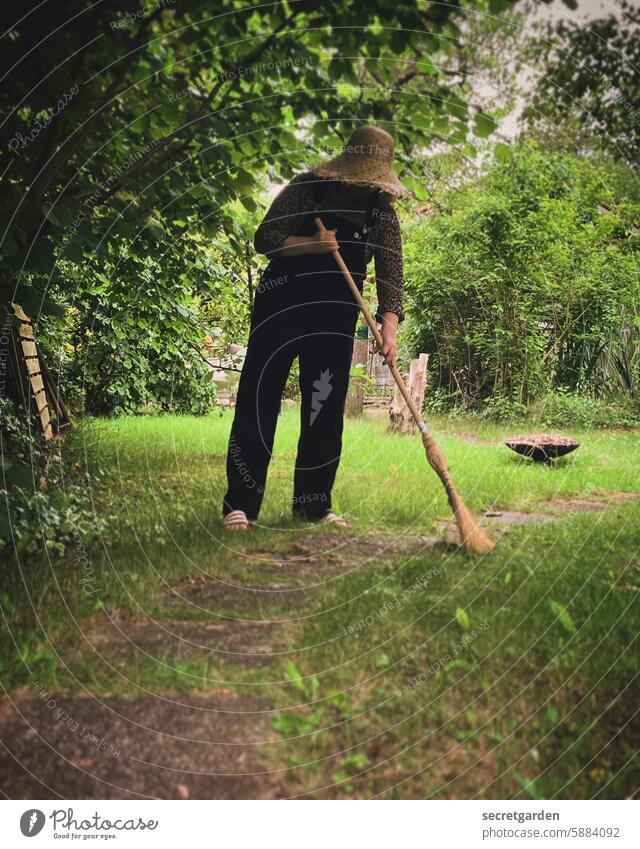 [HH Schregatour24] Besenrein Tag Ordnung Sauberkeit Arbeit Pflastersteine geheimnisvoll anonym Tätigkeit Busch Büsche Gras Umwelt Freude Freizeit & Hobby