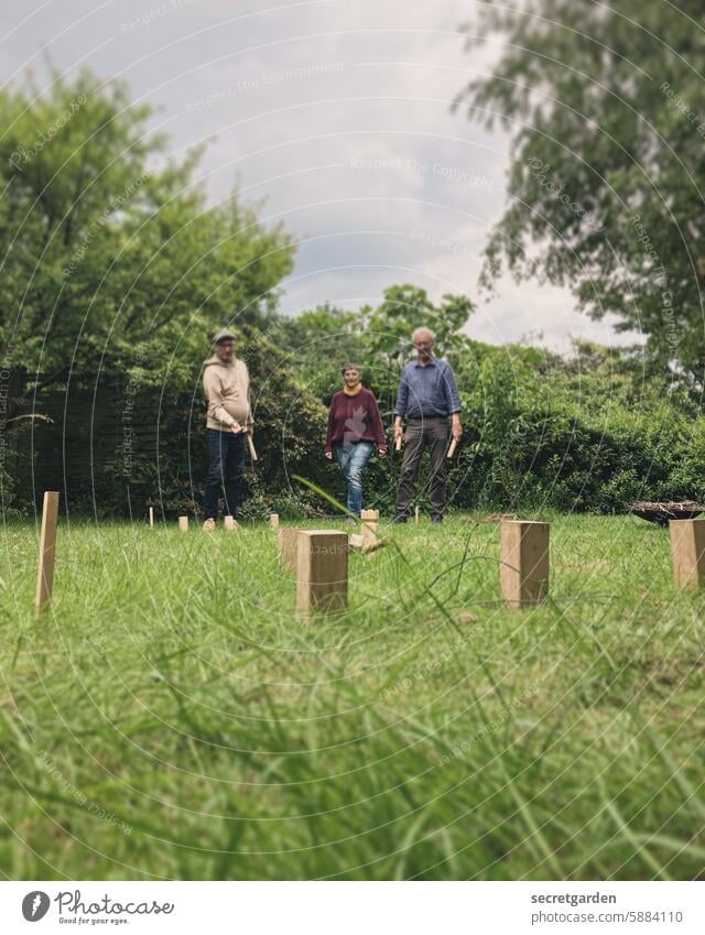 [HH Schregatour24] Bube, Dame, König, Gras Freunde Garten spielen Spiel Rasen Perspektive Mann Frau Himmel Schrebergarten Wiese Natur Kleingartenkolonie grün