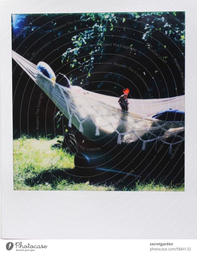 [HH Schregatour24] Herzenssache Liebe Hängematte rot Polaroid analog Fotografie entspannen verliebt liegen Garten Schrebergarten Hand anonym Farbfoto