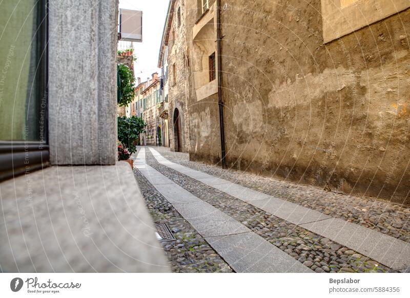 Straße von Como Italien Stadt Gasse Szene Glockenturm Bell Tower romantisch Sightseeing malerisch mediterran alt im Freien urban Urlaub Dorf reisen traditionell