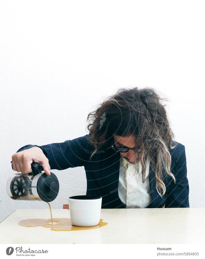 Montagmorgen Kaffee-Junkie Kaffeekanne müde Kaffeetrinken Sucht Morgen Schlafmangel Medikament Gesichtsausdruck Morgenmuffel Morgenstimmung Kaffeepause