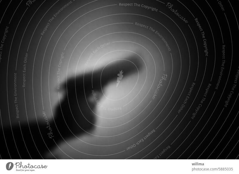 Crime Time Krimi Waffe Pistole Schatten Revolver dunkel sw Hand Colt Handfeuerwaffe gruselig bedrohlich schwarz Mord Bedrohung Anschlag Angst Gewalt