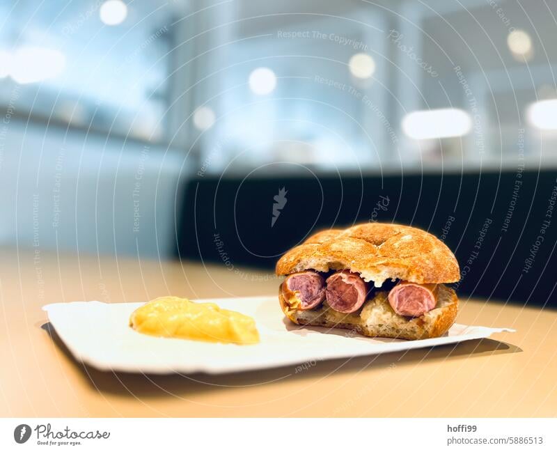 Wurst im Brötchen auf Pappe mit Senf Bockwurst Pappteller Fleisch Fastfood Snack Wurstwaren Mahlzeit Imbiss Imbissbude Lebensmittel Farbfoto lecker ungesund