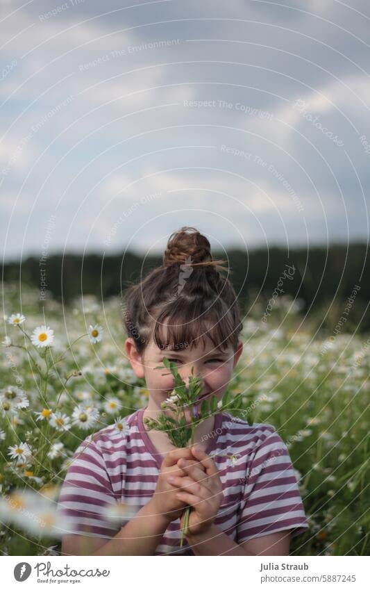 Mädchen im Kamillenfeld 8 für dich geschenkt Geschenk Blumenstrauß Wiesenblumen Geburtstag fröhliches Kind riechen Kamillenblüte Schulkind Himmel Sommer Wolken