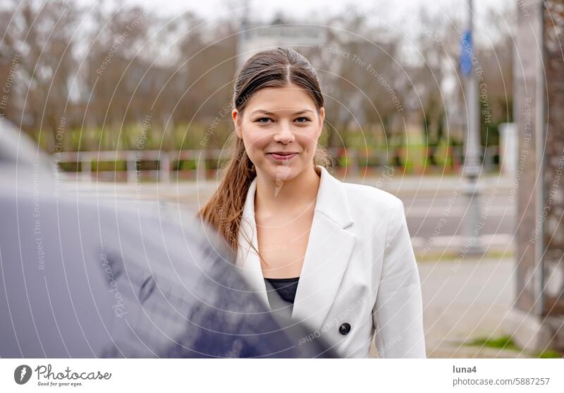 lächelnde junge Frau in der Stadt frau entspannt fröhlich lachen junge frau porträt glücklich single optimistisch zuversichtlich vergnügen freude zufrieden