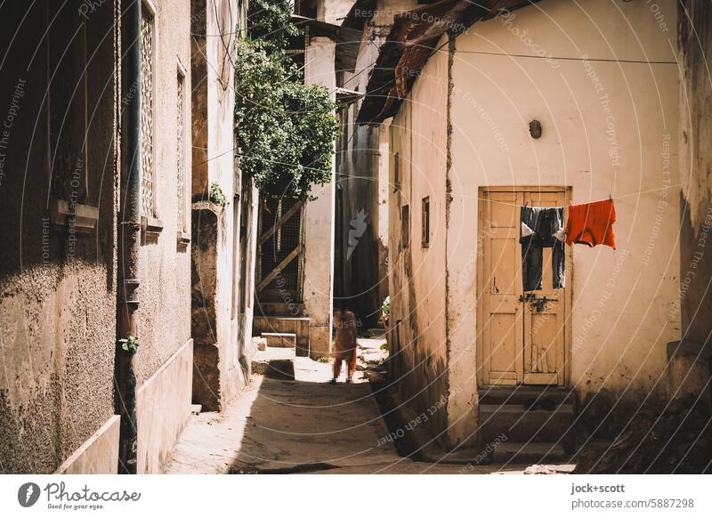 Ruhe in der engen Gasse Altstadt Fassade alt Sonnenlicht Schatten Wäsche authentisch Kleidung Szenerie verwittert exotisch Afrika Kenia Mombasa