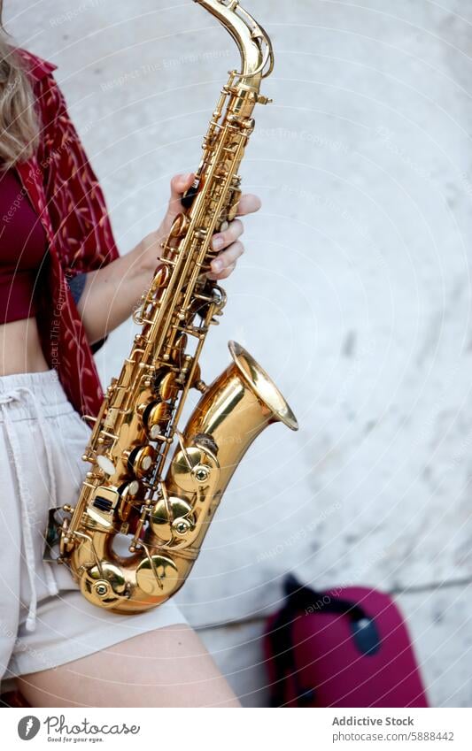 Unbekannte Frau mit Saxophon, Teilansicht vor weißem Hintergrund Musik Instrument Jazz golden Beteiligung Musikinstrument Musiker Stil lässig im Freien Textur