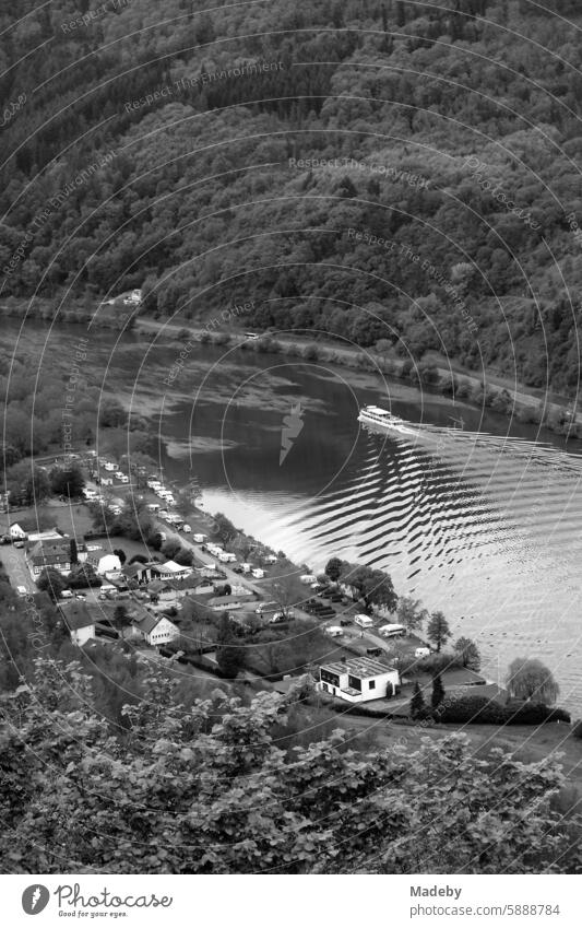 Herrliches Panorama an der Mosel mit grandioser Landschaft und moderner Brücke zwischen Berg und Tal bei Sonnenschein in Traben-Trarbach im Kreis Bernkastel-Wittlich in Rheinland-Pfalz in Deutschland in neorealistischem Schwarzweiß