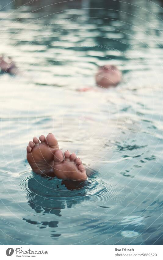 EINFACH ENTSPANNEN - FÜSSE HOCH - ABHÄNGEN Füsse oben Füße hoch Fuß Wasser Zehen Pool Frau Barfuß Sommer Erholung Mensch Sommerurlaub Außenaufnahme