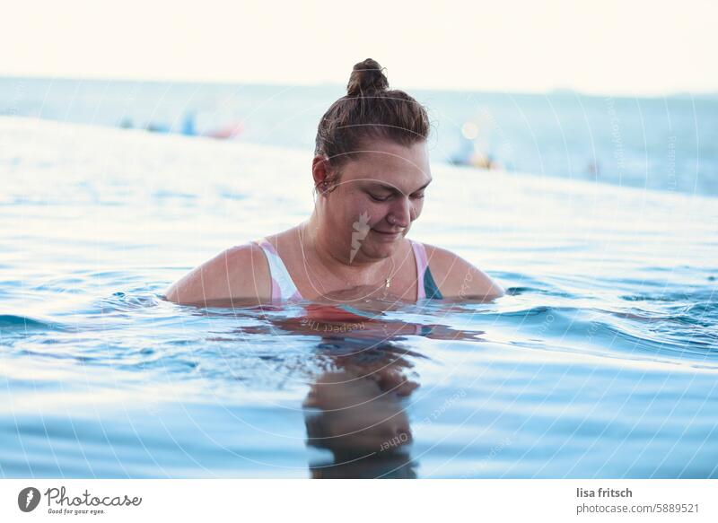 SCHWIMMT DA WAS? Frau nach unten schauend Wasser Pool Meer Infinity Pool Junge Frau 30 bis 40 Jahre Schwimmen & Baden Sommer Sommerurlaub Erholung