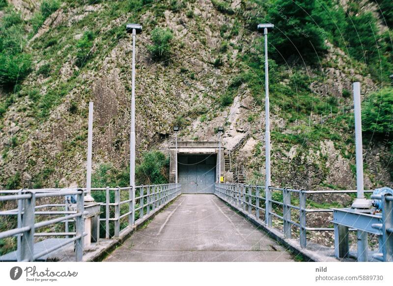 verschlossen – der Zugang zum Schurkenbunker Kraftwerk Bunker Beton Zufahrt geschlossen Staumauer Wasserkraft Architektur Bauwerk Menschenleer Gebäude Mauer