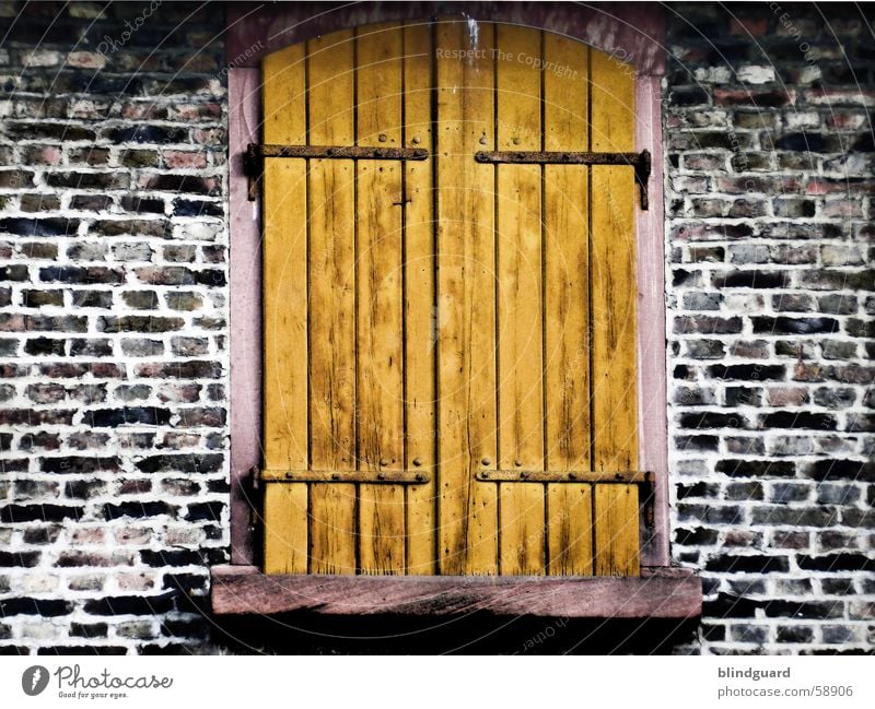 Zu Fenster Holz Altbau Mauer Fensterladen Backstein Holzmehl 18. jahrhundert window old