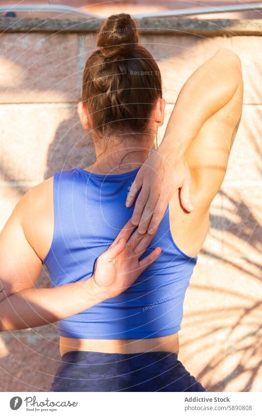 Frau praktiziert Yoga in einer ruhigen Umgebung blau Top Gelassenheit Ruhe Flexibilität Frieden Umwelt Harmonie Pose warm Beleuchtung Windstille Wellness