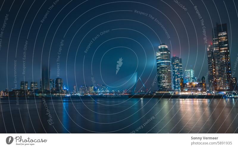 Panoramablick auf die Skyline von Rotterdam im Nebel. Mit der Erasmus-Brücke und dem Zalmhaven-Turm. Reiseziele feijenoord Urbane Skyline Stadtleben im Freien