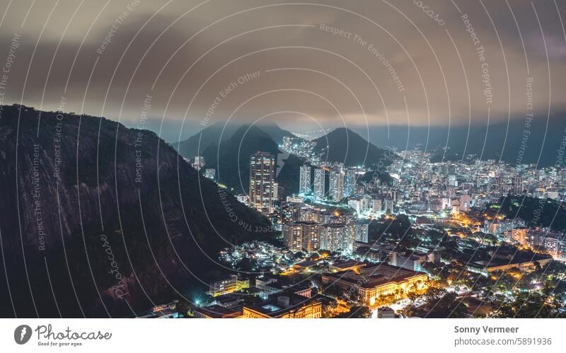 Die Skyline von Rio de Janeiro bei Nacht. Vom Aussichtspunkt des Zuckerhuts aus. romantisch Landschaft Feiertag Paradies international Ausflugsziel janeiro