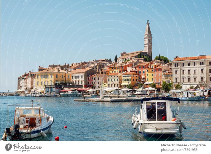 Skyline von Rovinj / Kroatien Istrien Stadt Hafenstadt Haus Kirche Turm Motorboot Tourismus Meer Mittelmeer Ferien & Urlaub & Reisen Sightseeing Europa Fernweh