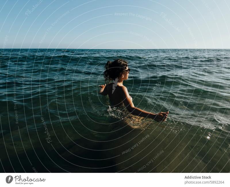 Junge Frau genießt ein Bad im Meer im Sommer schwimmen Feiertag Wasser MEER blau Klarer Himmel Freude Fröhlichkeit Erholung im Freien Natur Horizont Freizeit