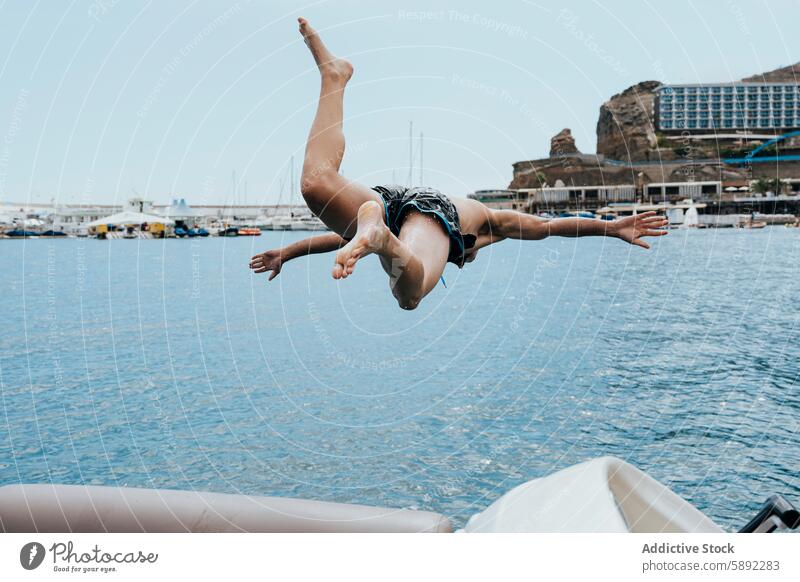 Mann taucht im Sommerurlaub von einem Boot aus ins Meer Feiertag Sinkflug MEER Wasser Abenteuer Freude Freiheit Aktion dynamisch jung Jachthafen Nervenkitzel