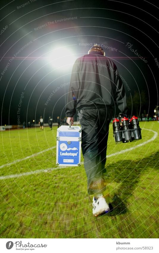 Ab in die Kabine Sanitäter Geschwindigkeit Bayernliga FC Ingolstadt Stadion Flutlicht grell Betreuer langsam dunkel Koffer Gesundheitswesen Getränk Weitwinkel