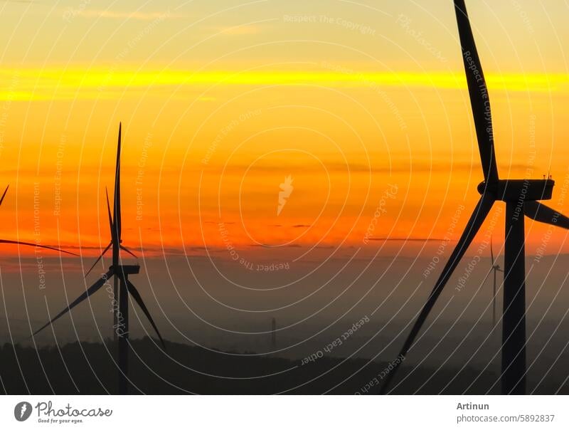 Windparkfeld und Sonnenuntergangshimmel. Windkraft. Nachhaltige, erneuerbare Energie. Windturbinen erzeugen Strom. Nachhaltige Entwicklung. Grüne Technologie für nachhaltige Energie. Umweltfreundliche Energie.