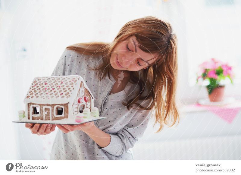 Weihnachtszeit Lebensmittel Teigwaren Backwaren Kuchen Süßwaren Feste & Feiern Mensch feminin Junge Frau Jugendliche Erwachsene 1 18-30 Jahre bauen schön süß