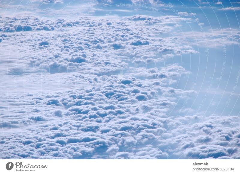 Schöner Blick aus dem Fenster des Flugzeugs über weiße Wolken Himmel Cloud Himmel (Jenseits) Abgrund himmlisch Wolkenlandschaft Wetter Landschaft Air Wind