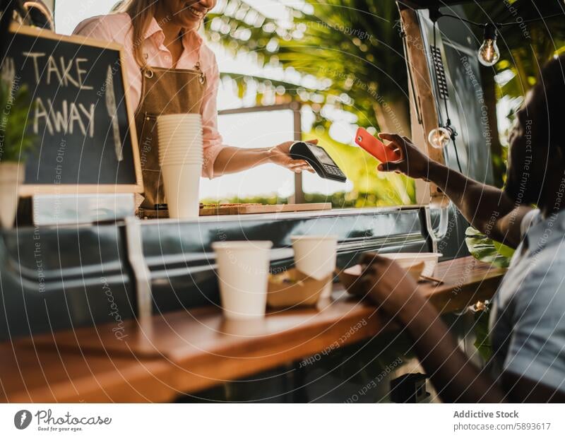 Afrikanischer Mann beim kontaktlosen Bezahlen im Imbisswagen-Restaurant - Fokus auf die Hand mit dem Smartphone Afroamerikaner App Bar Getränk schwarz kaufen