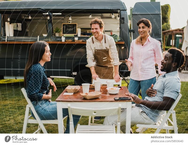 Multi-Generationen-Menschen, die Spaß am Essen im Freien Food Truck - Fokus auf reife Frau Gesicht Afrikanisch weg Bar Getränk Business kaufen Kantine