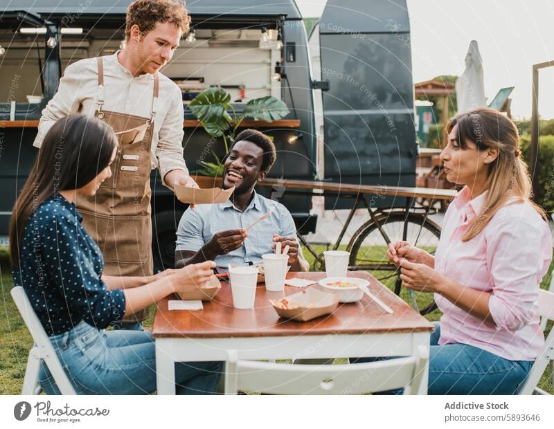 Gemischtrassige Freunde, die in den Sommerferien im Freien an einem Imbisswagen essen - Fokus auf afrikanisches Männergesicht Afrikanisch weg Bar Getränk