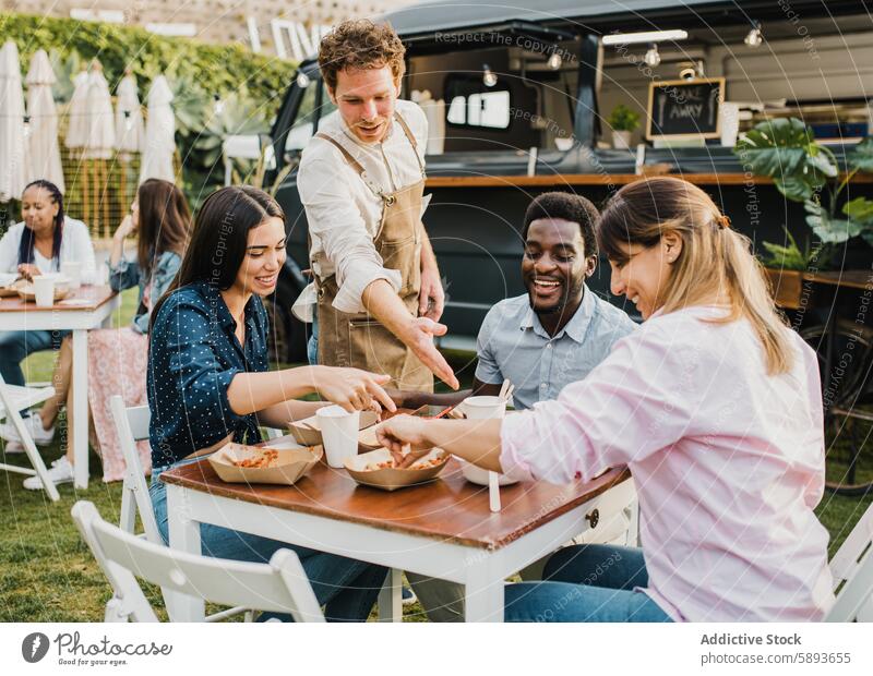 Multirassische Menschen haben Spaß beim Essen im Food Truck im Freien - Fokus auf linkes Mädchengesicht Afrikanisch weg Bar Getränk Business kaufen Kantine