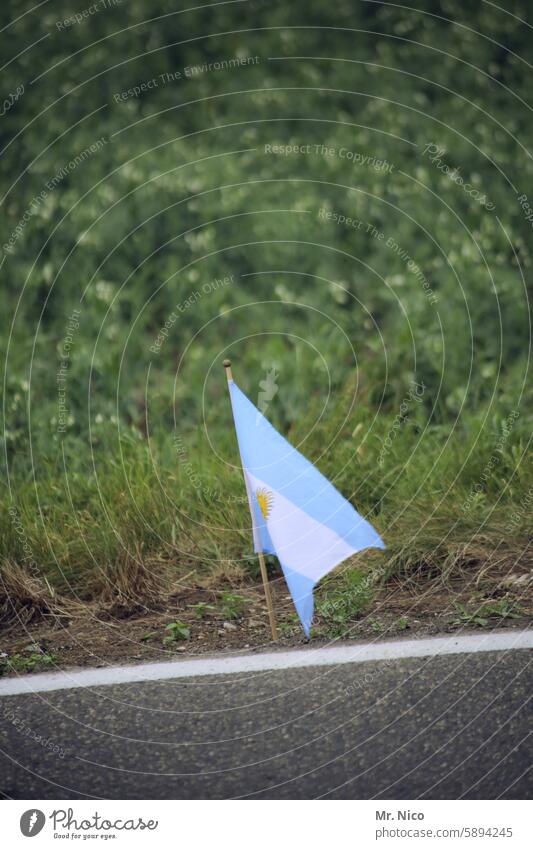 Fähnchen am Straßenrand Fahne Argentinien landesflagge wehen Wegesrand argentina Stolz Asphalt Südamerika Politik & Staat Ferien & Urlaub & Reisen patriotisch