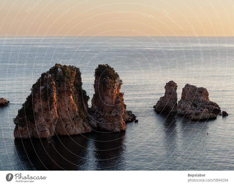 Blick auf Faraglioni, Scopello, Trapani, Sizilien, bei Sonnenaufgang Italien MEER Stapel blau im Freien sonnig Wasser reisen Italienisch mediterran Fotografie