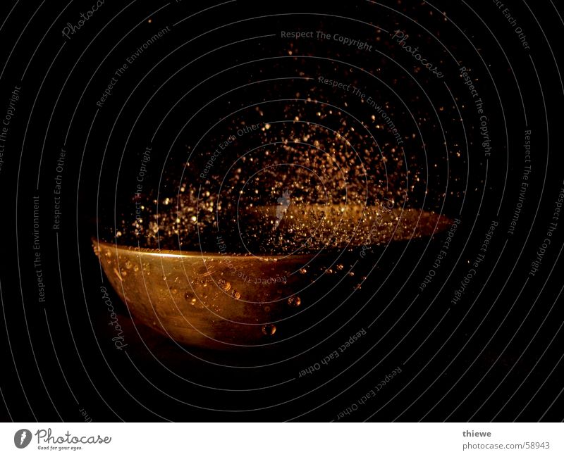 Schwingschale (2) spritzig Licht Leben stagnierend Zeit Schalen & Schüsseln gold Wassertropfen spritzen Schatten Vor dunklem Hintergrund Kraft beruihgend