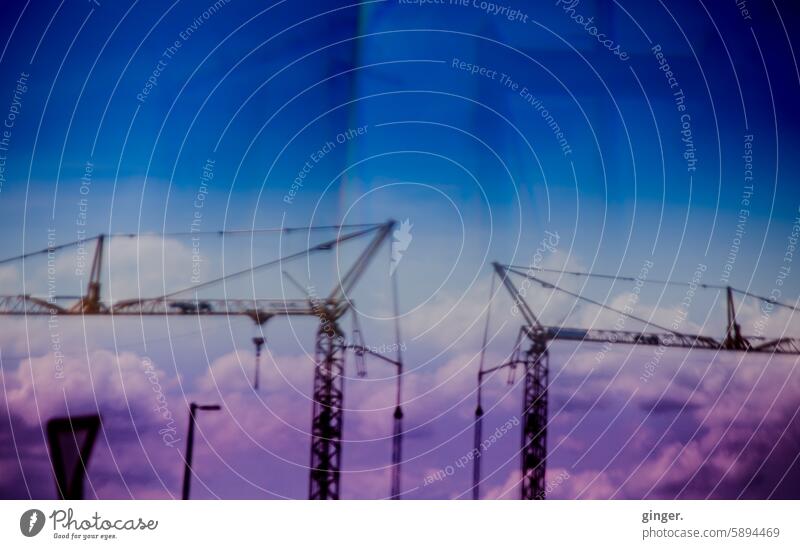 Baukräne - Fotografie mit Prismen und Filtern Kräne Kran Himmel Schatten Silhouette Baustelle bauen Baukran Arbeit & Erwerbstätigkeit hoch Technik & Technologie