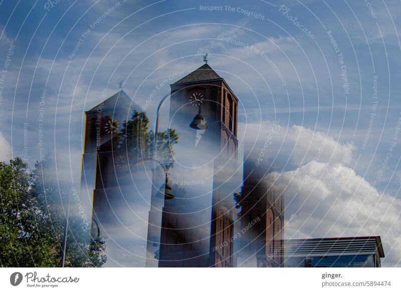 Kirche mit Laterne und Baum - Fotografie mit Prismen und Filtern Außenaufnahme Farbfoto Menschenleer Stadt Architektur Bauwerk Gebäude Fassade Tag Himmel