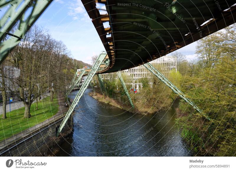 Stahlträger der Gleise der Wuppertaler Schwebebahn über der Wupper in der Frühlingssonne im Stadtzentrum von Wuppertal im Bergischen Land in Nordrhein-Westfalen, Deutschland