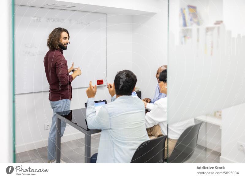 Interaktiver Unterricht in einer modernen Englisch-Akademie Bildung Lehre Ausbilderin Schüler Erwachsener Whiteboard Klassenraum Interaktion Zusammenarbeit