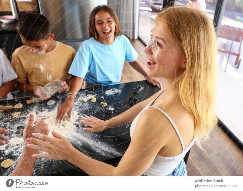 Geschwister haben Spaß beim gemeinsamen Kochen in der Küche Essen zubereiten backen Mehl Lachen Keks Geschwisterkind Fröhlichkeit spielerisch Teigwaren