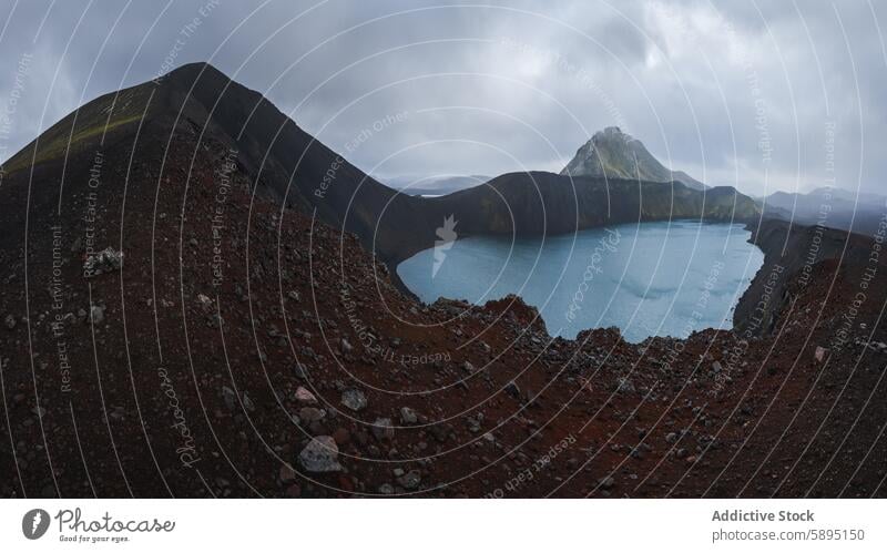 Luftaufnahme eines dramatischen vulkanischen Hochlandsees in Island See Drohnenansicht Panorama robust bewölkter Himmel Felsen Natur Landschaft abgelegen Insel