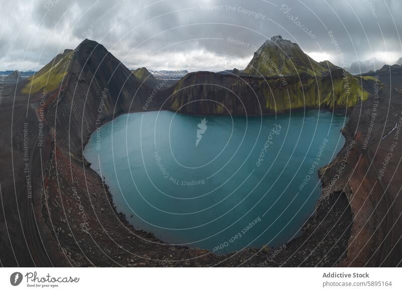 Luftaufnahme eines leuchtend blauen Sees im isländischen Hochland Island Drohnenansicht vulkanisch Berge u. Gebirge türkis bedeckt Landschaft Natur abgelegen