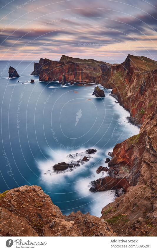 Gelassene Küstenklippen bei Sonnenuntergang auf Madeira, Portugal Klippe Meer ruhig Schönheit robust Gelände Landschaft Meereslandschaft reisen Natur im Freien