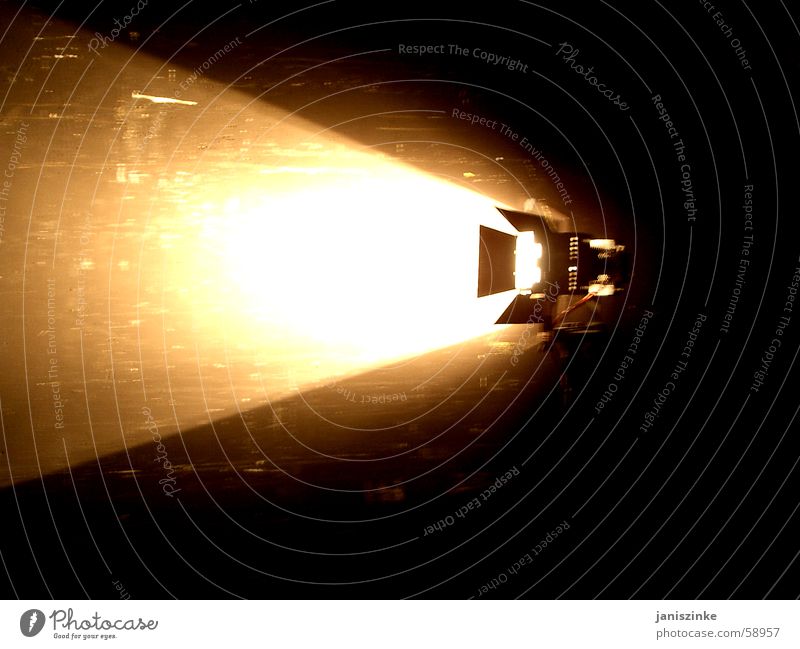 Licht aus, Spot an! Kunstlicht dunkel Pornographie indirekt Bühnenbeleuchtung Fernsehen Werkstatt Fotograf Photo-Shooting Blitzlichtaufnahme Bühneneingang