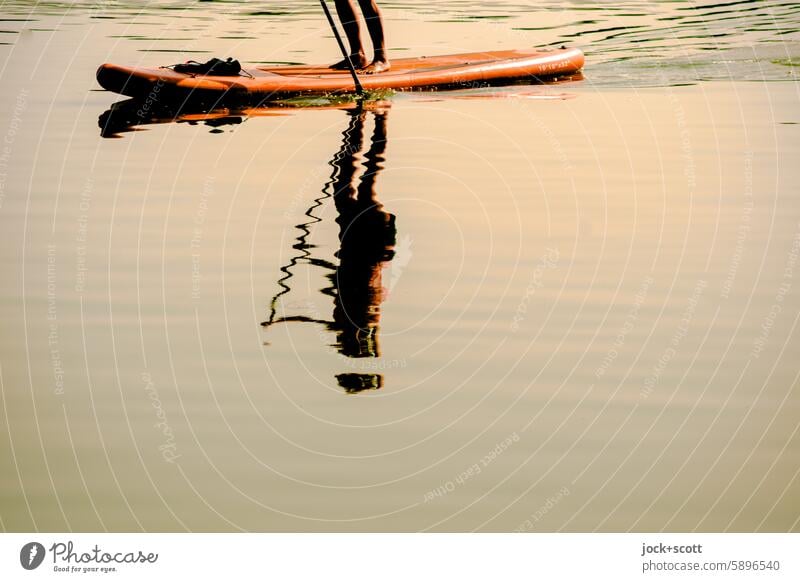 SUP - Stand-Up Paddle Sommer Im Freien Person Menschen Wassersport Stehpaddeln Silhouette Wasseroberfläche Reflexion & Spiegelung See ruhig Wasserspiegelung