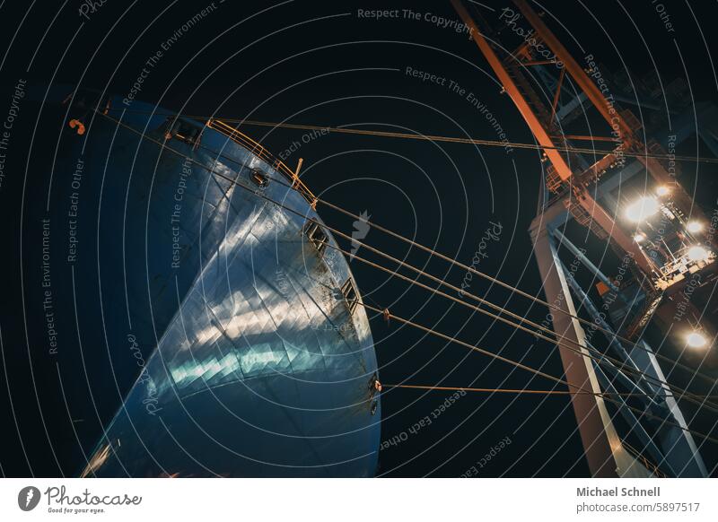 Hamburger Hafen: Unter einem großen Containerschiff Containerterminal Güterverkehr & Logistik Wirtschaft Handel Schifffahrt Containerverladung Industrie