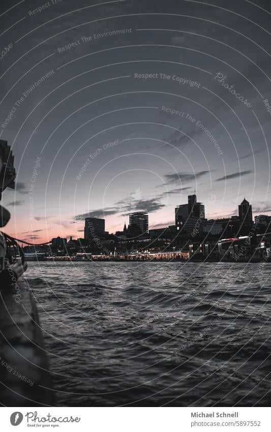 Unterwegs auf der Elbe, Hamburg Sehenswürdigkeit Hafen Schifffahrt Hafenstadt beleuchtet Architektur lichter Großstadt maritim Hamburger Hafen Dämmerung water