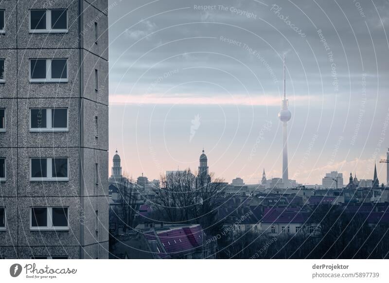 Berliner Panorama mit Fernsehturm Dach Grundbesitz Immobilienmarkt Starke Tiefenschärfe Textfreiraum oben Berlin-Mitte Hauptstadt Hochhaus Urbanisierung