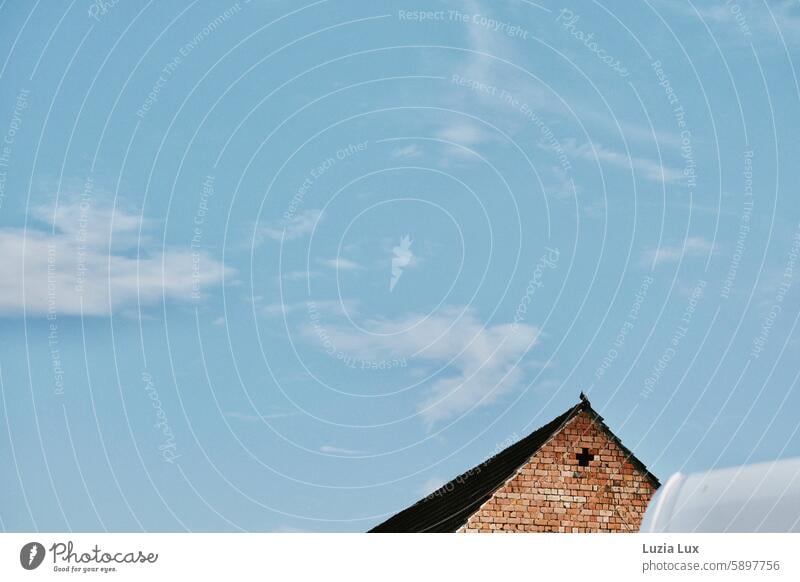 Backstein mit Wolken und Aufbruchstimmung Himmel himmelblau Sommer sommerlich zart hell Backsteinmauer dach alt Wohnwagen Urlaub Dach Haus Architektur Wand